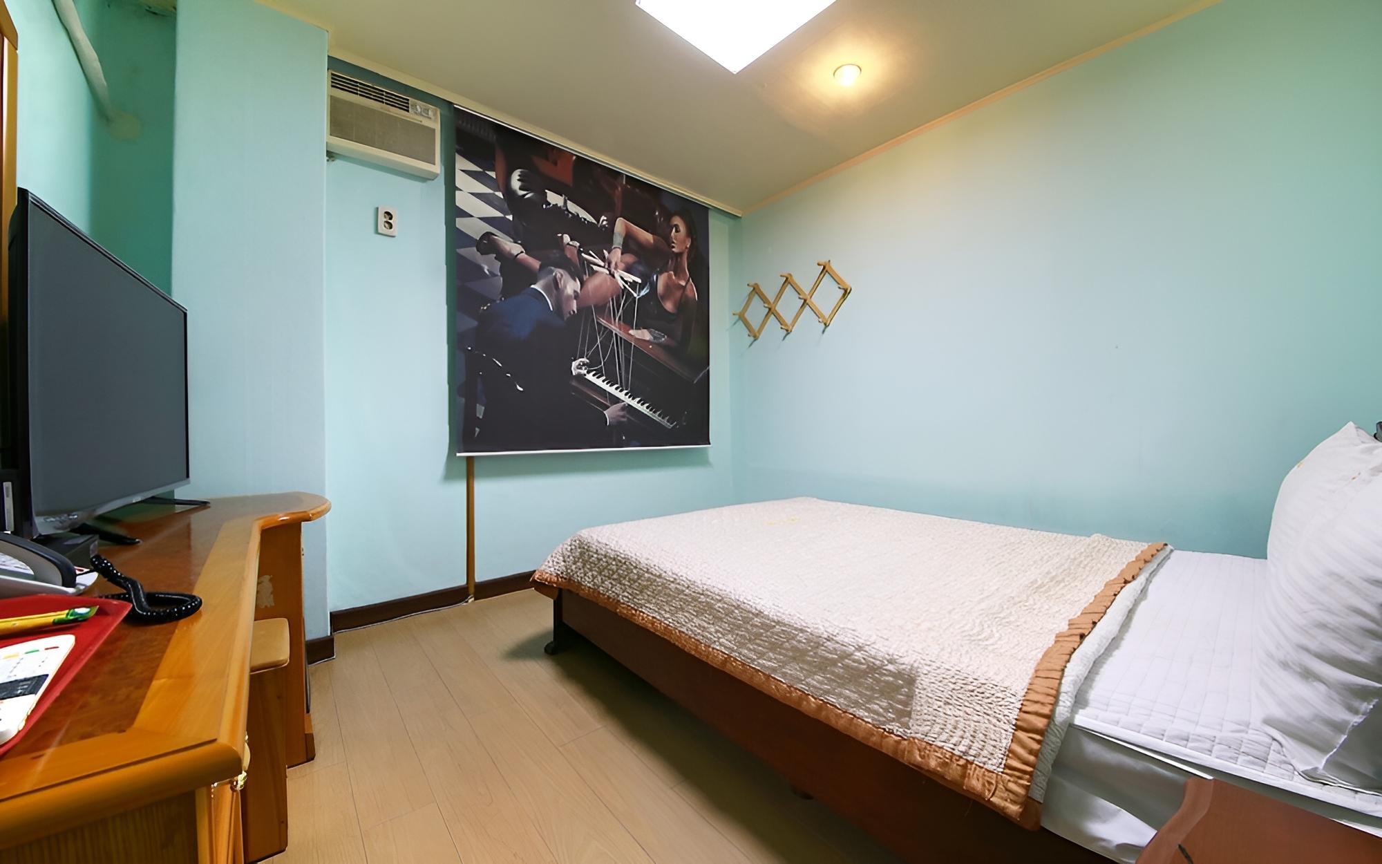 Room (Standard Room) - Photo 11