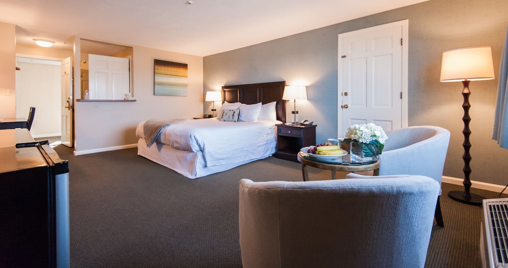 Standard Room, 1 King Bed, Non Smoking, Harbor View photo 2
