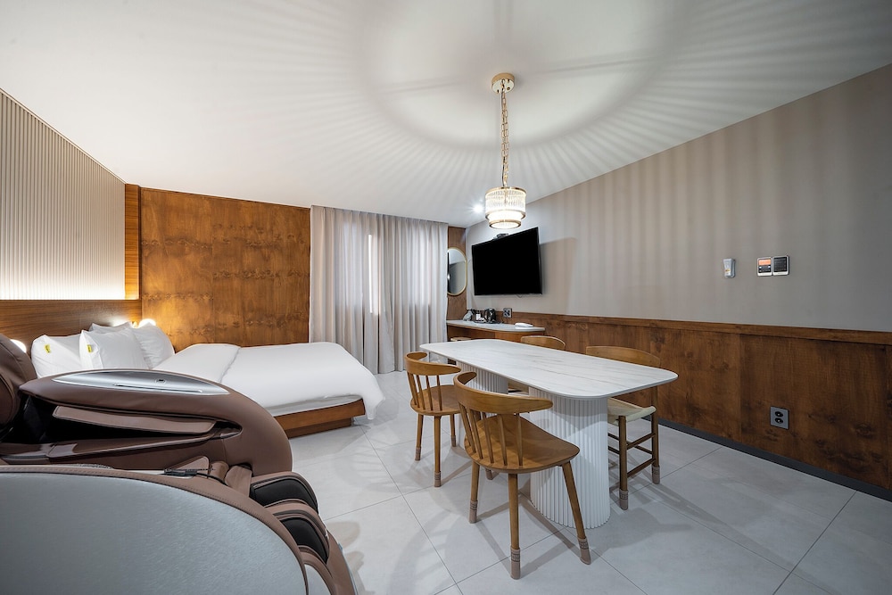 Premium Room - Photo 12