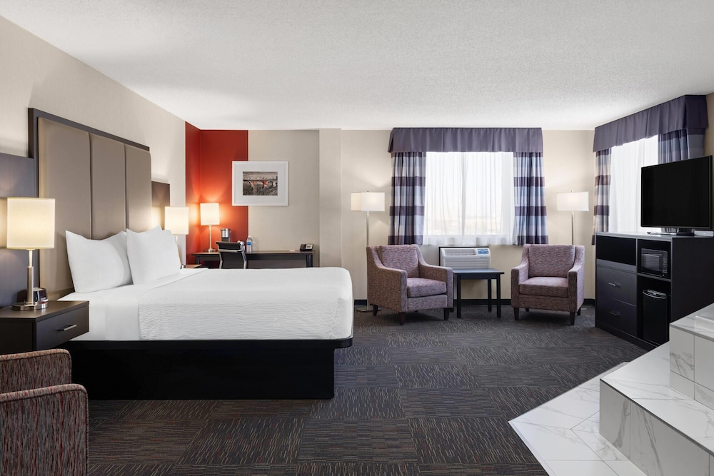 Deluxe Suite, 1 King Bed, Non Smoking (Upper Floor) photo 1