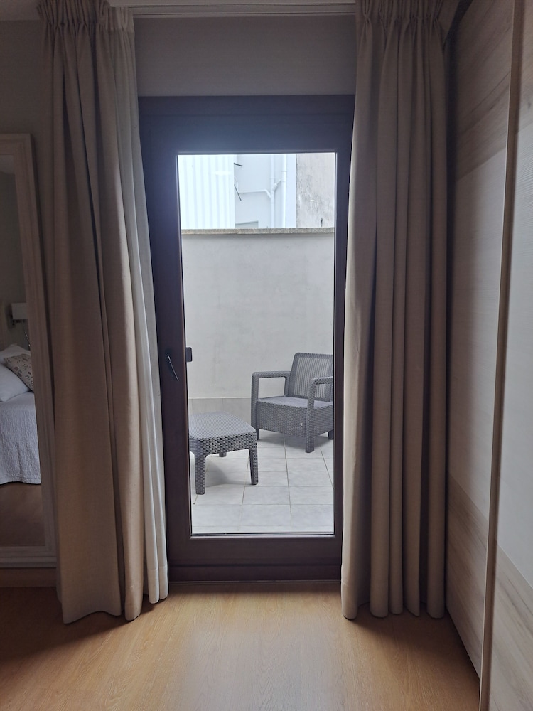 Deluxe Double Room, 1 Queen Bed, Private Bathroom - Photo 7