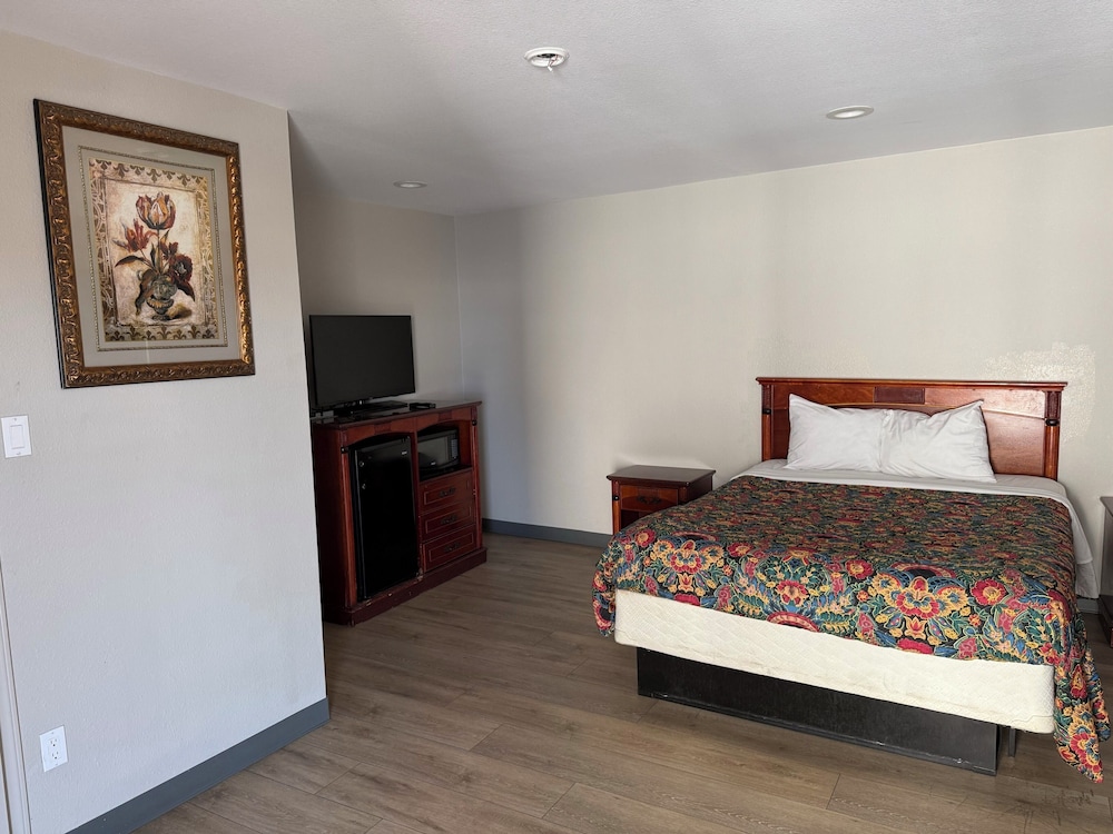 Suite, 1 Queen Bed, Non Smoking - Photo 3