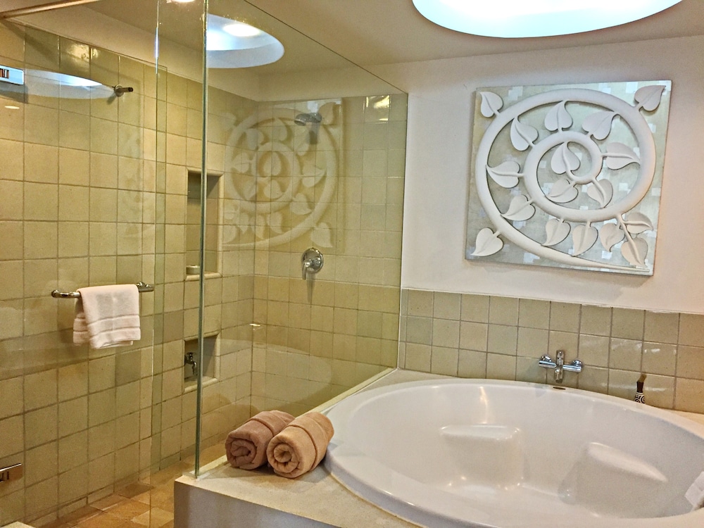 Suite, 2 Bedrooms - Photo 17