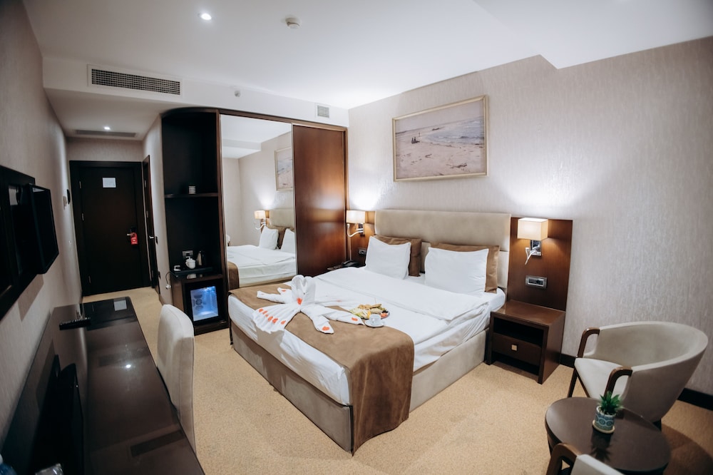 Basic Double or Twin Room, 1 King Bed (No view) - Photo 1