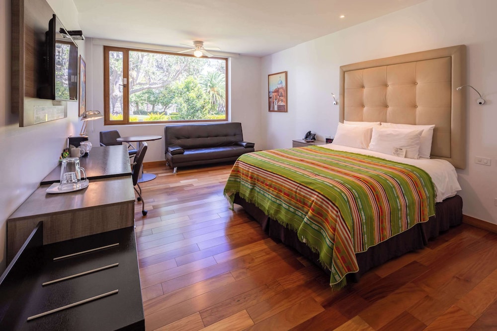 Superior Room, accessible, 1 queen bed, garden or patio view photo 1