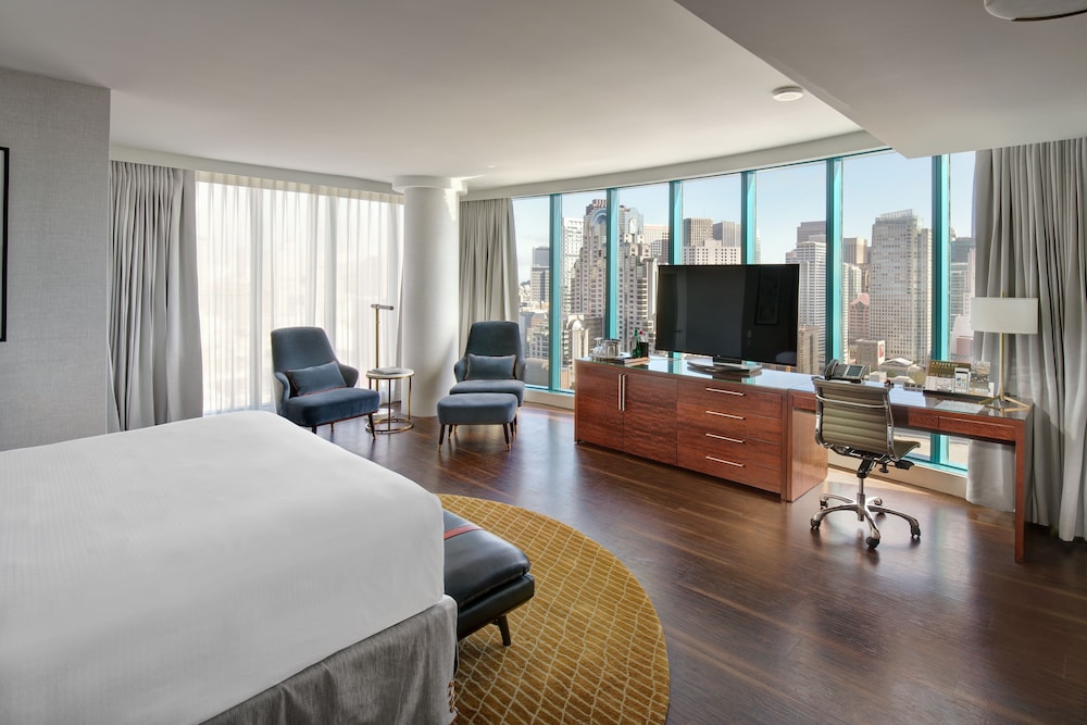 Junior Suite, 1 King Bed, Corner (View)