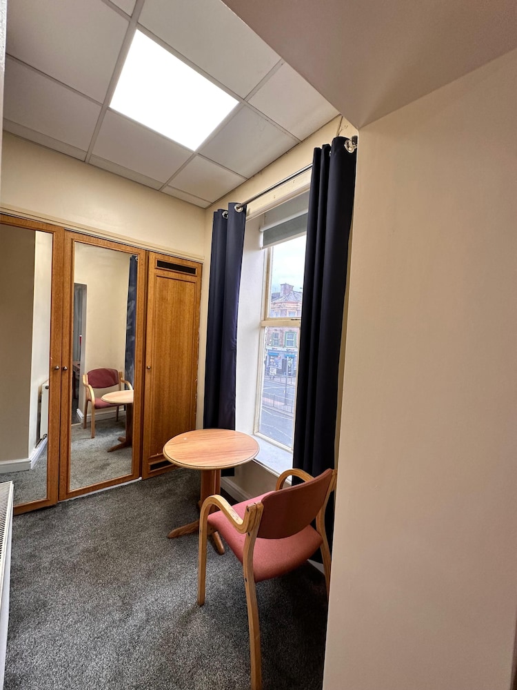 Standard Triple Room, 3 Twin Beds, Non Smoking, Ensuite - Photo 2