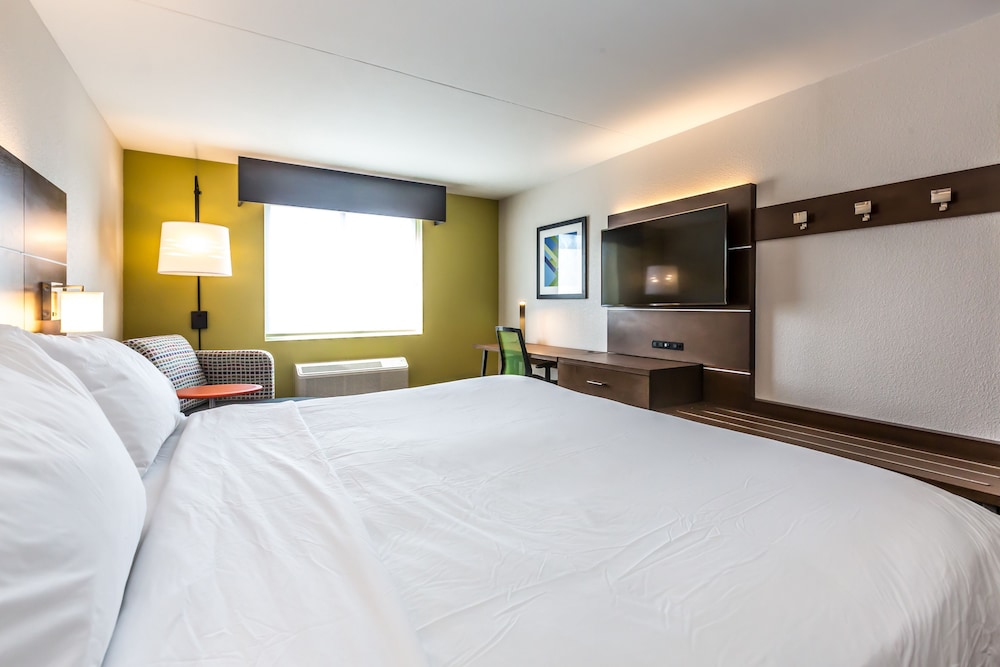 Suite, 1 King Bed - Photo 3