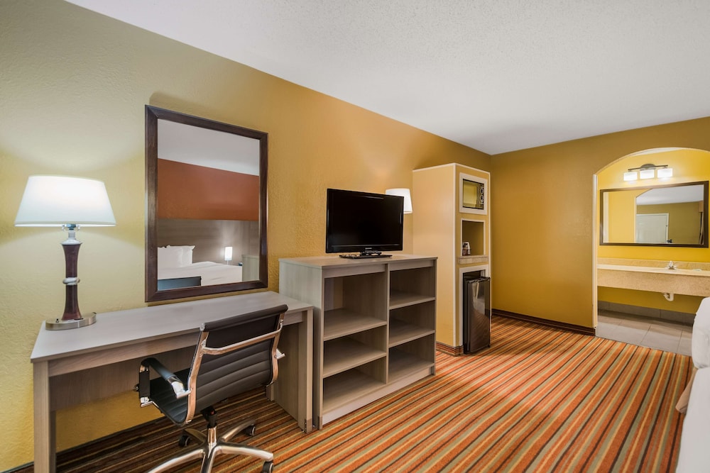 Standard Room, 2 Queen Beds, Non Smoking, Refrigerator & Microwave (with Sofabed) - Photo 2