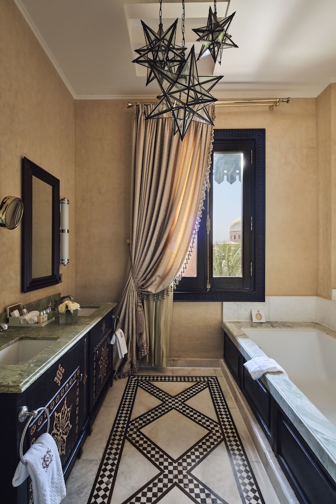 PALACE PRESTIGE SUITE, 1 King Bed, Terrace, Garden - Photo 3