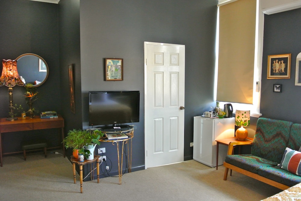 Room, 1 King Bed, Refrigerator & Microwave - Photo 8