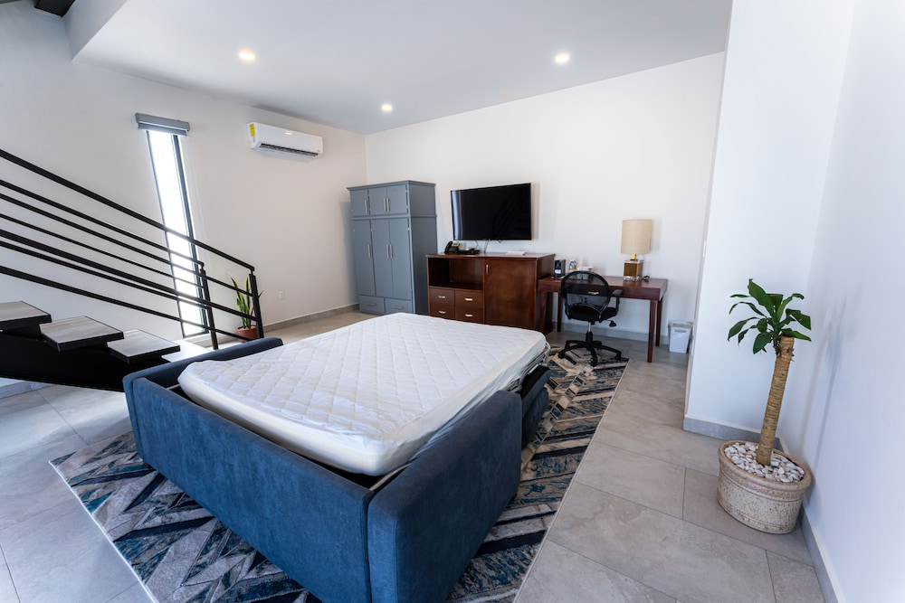 Superior Studio, 1 Queen Bed with Sofa bed, Non Smoking, Corner, photo 6