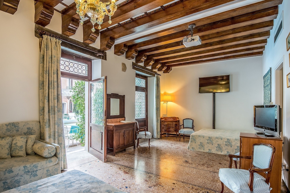 Suite, Pool Access