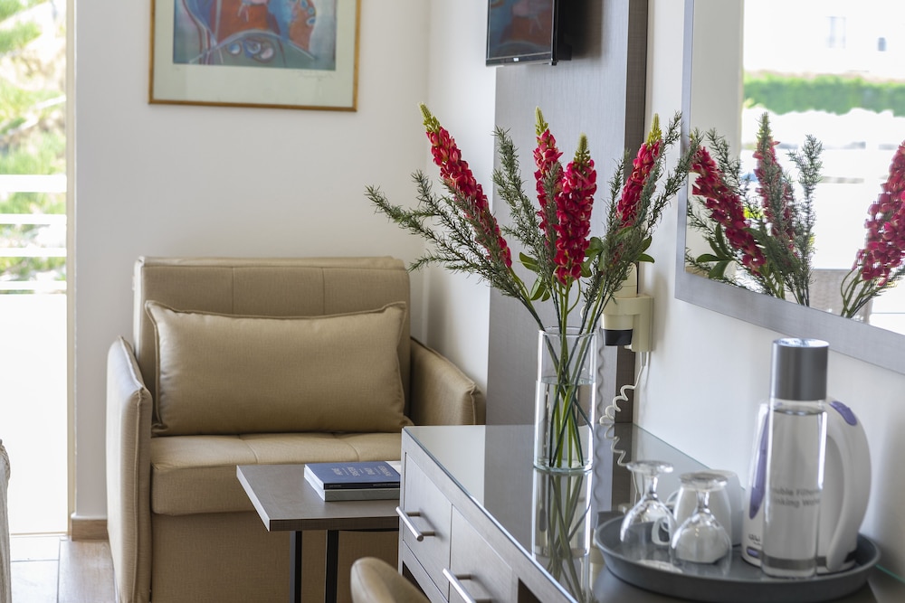 Double or twin inland-view room - Photo 7