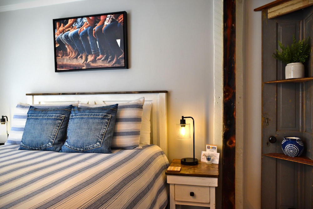 Suite 9 Denim Den photo 1