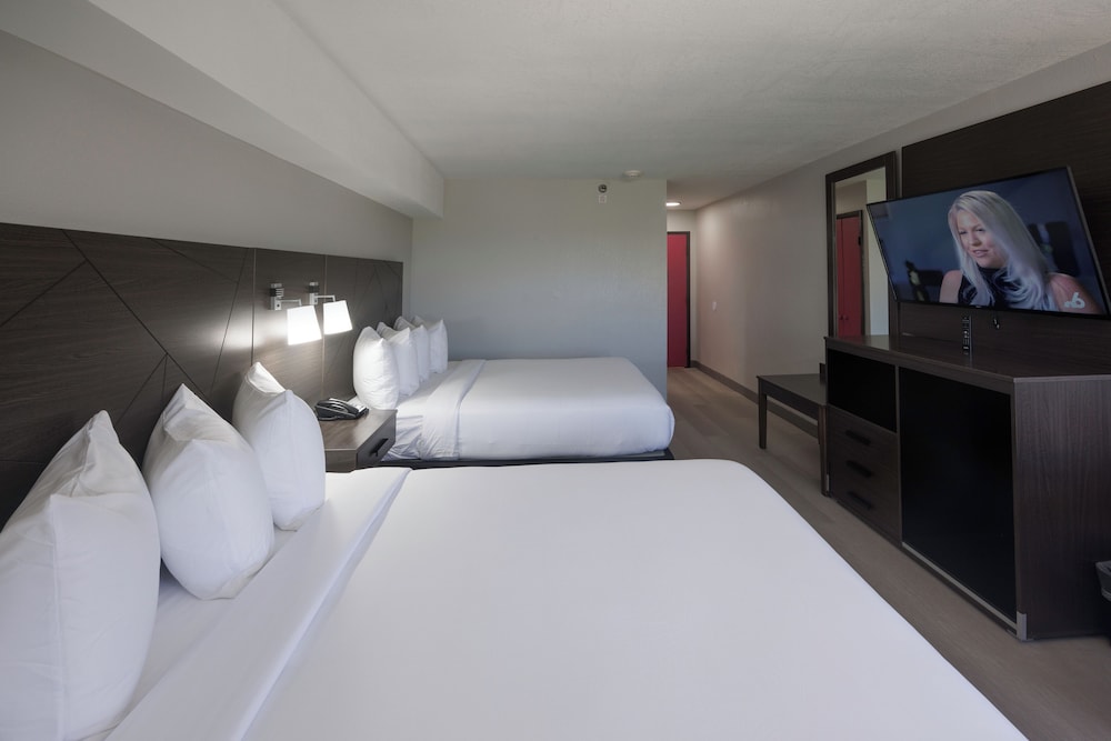 Standard Room, 2 Queen Beds, Accessible Bathtub photo 3
