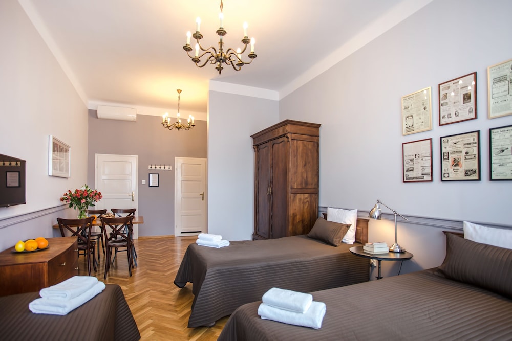 Classic Studio Suite, 3 Twin Beds, Kitchenette, Courtyard View photo 3