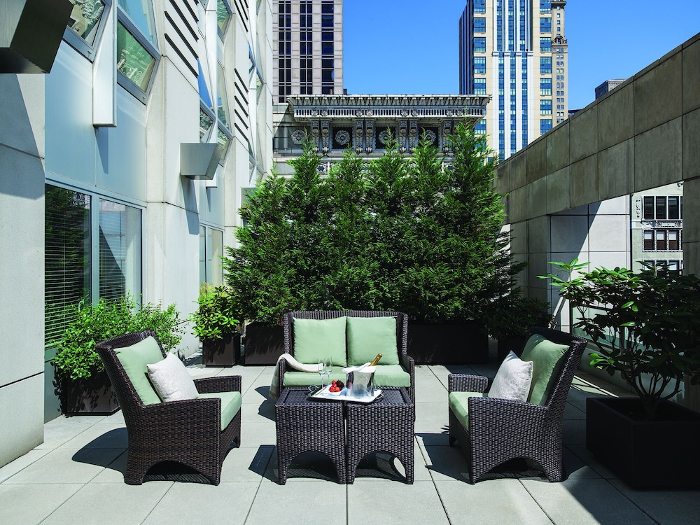 Deluxe King with Fifth Avenue Terrace