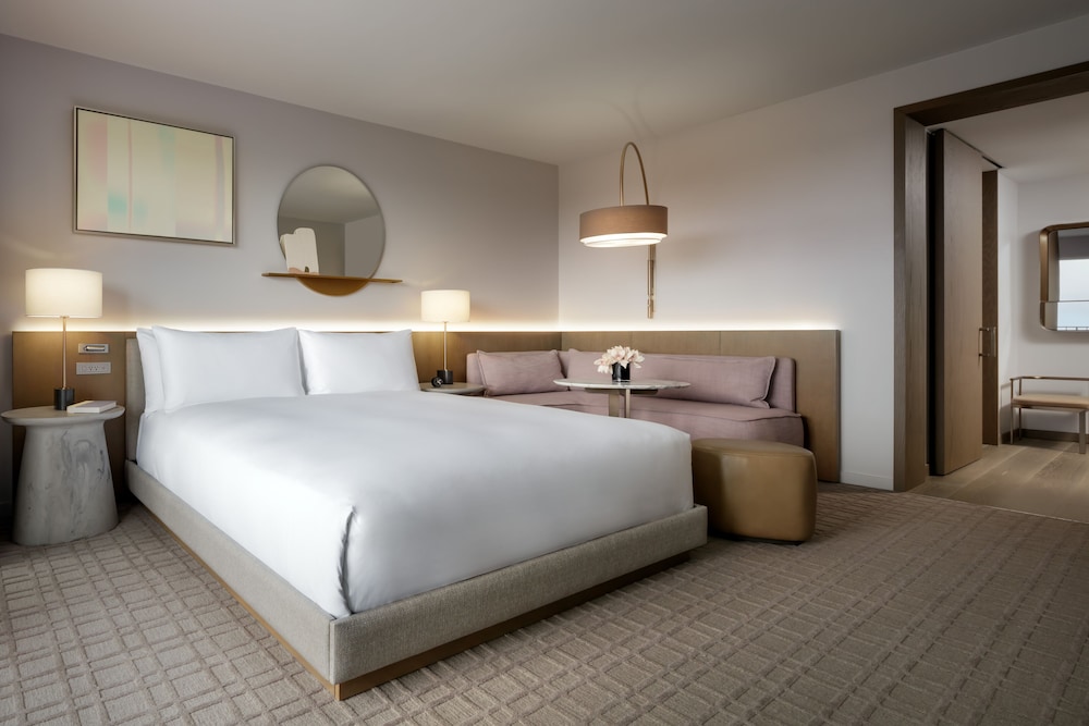 Gold King Room with One King Bed (Non Smoking) (Accessible)
