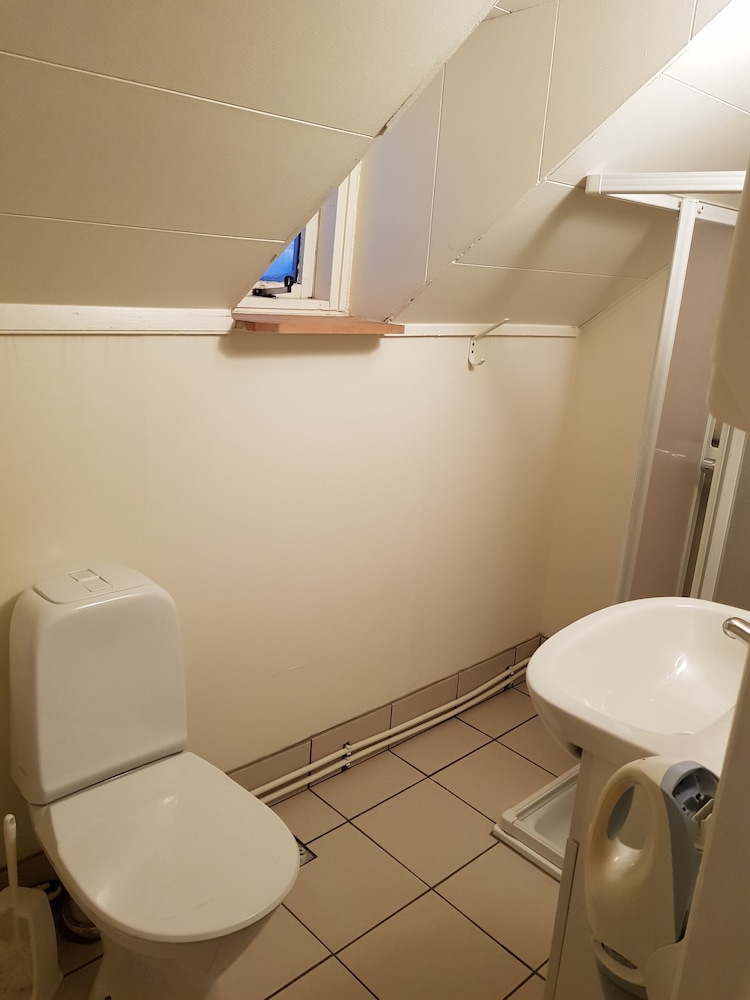 Double Room, 1 Large Twin Bed, Shared Bathroom photo 2
