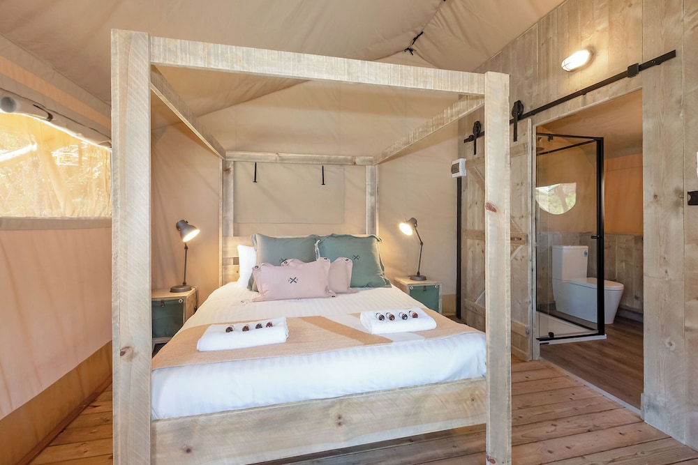 Superior Safari Tent - Sleeps 4 photo 1