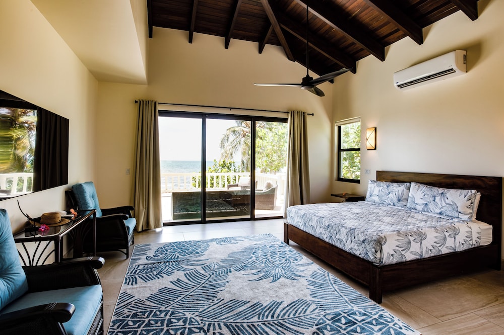 4 Bedroom Beach House with Pool photo 2