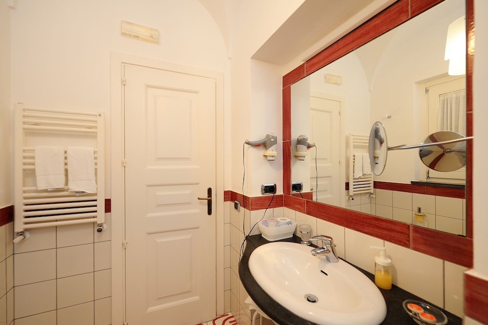 Deluxe Quadruple Room, Sea View, Tower thumbnail 5
