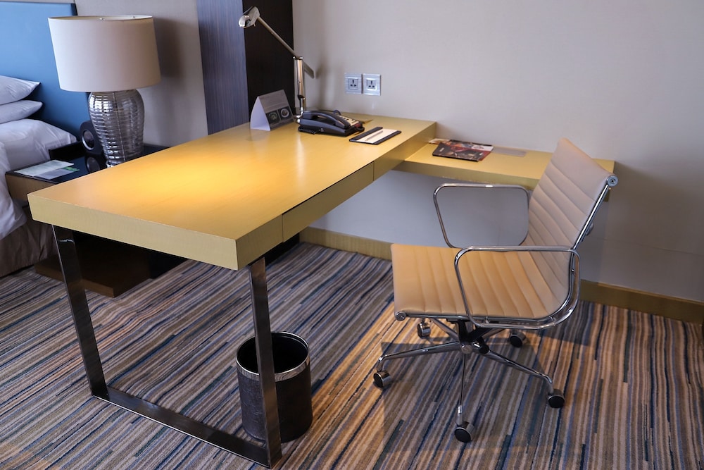 Premier Room, 1 King Bed, Corner