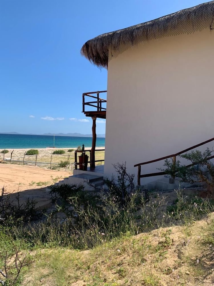 Comfort Cabin, 1 King Bed, Beach View, Beachfront photo 3