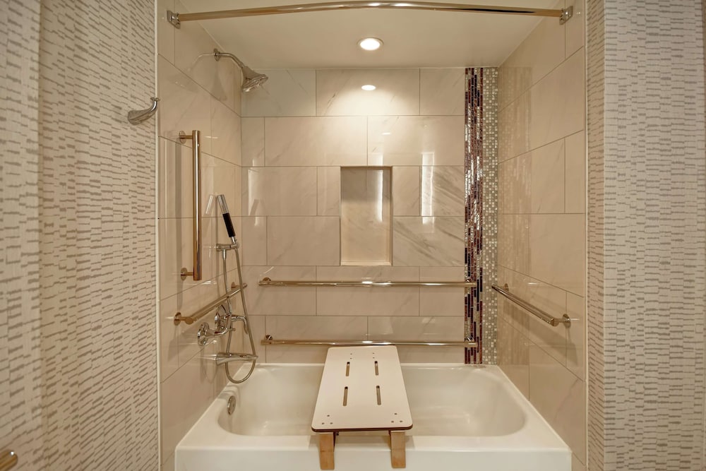 Suite, 2 Queen Beds, Accessible, Bathtub - Photo 6