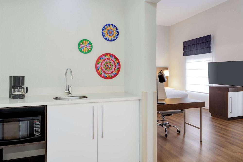 Suite - Photo 1