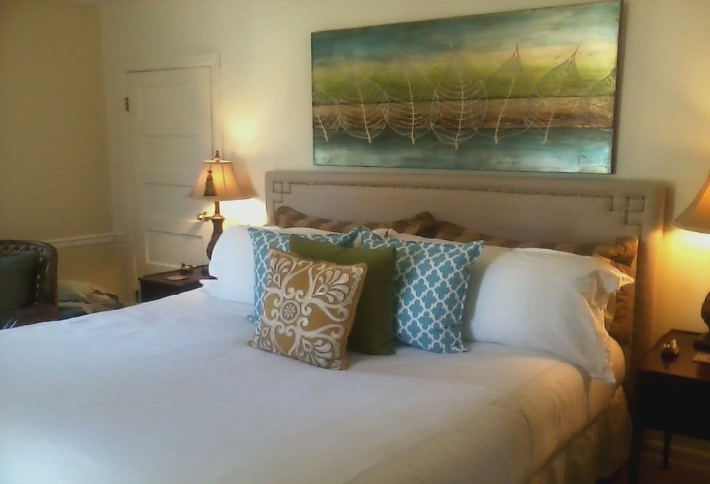 Standard Suite, 1 King Bed with Sofa bed, Non Smoking, Private Bathroom (Burroughs Suite) photo 1
