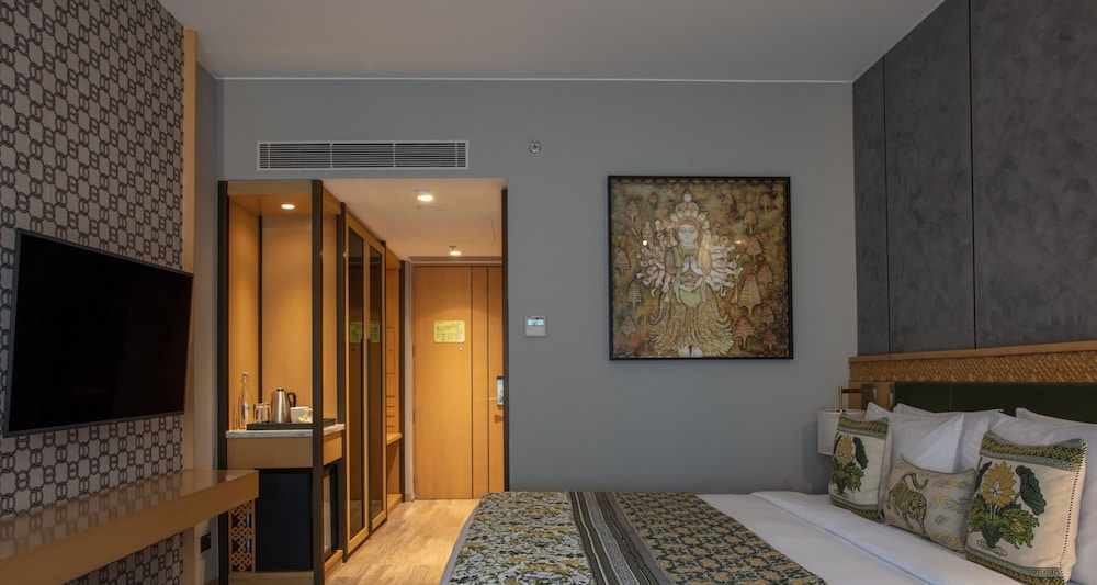 Room, 1 King Bed, Balcony - Photo 1