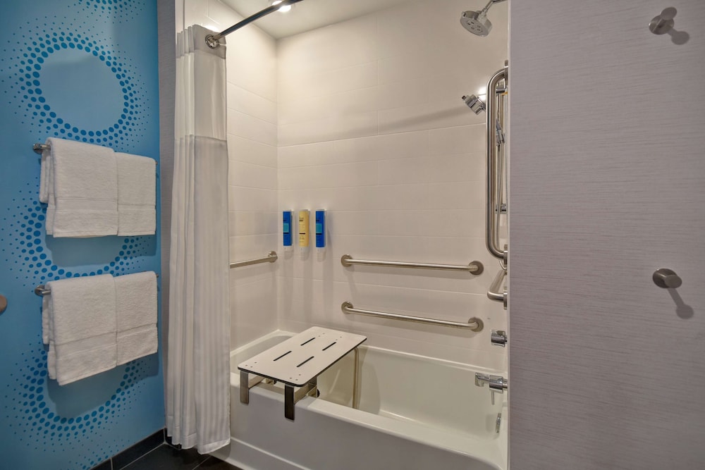 Room, 2 Queen Beds, Accessible, Bathtub - Photo 3