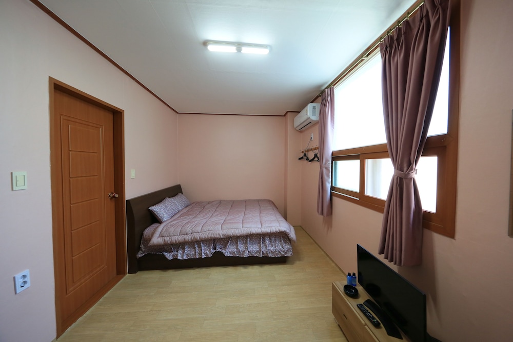 Room (305) photo 3
