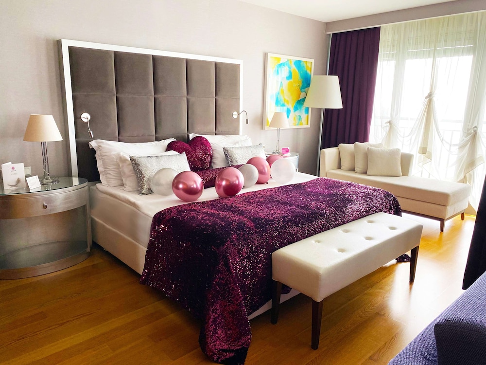 Honeymoon Suite, Sea View