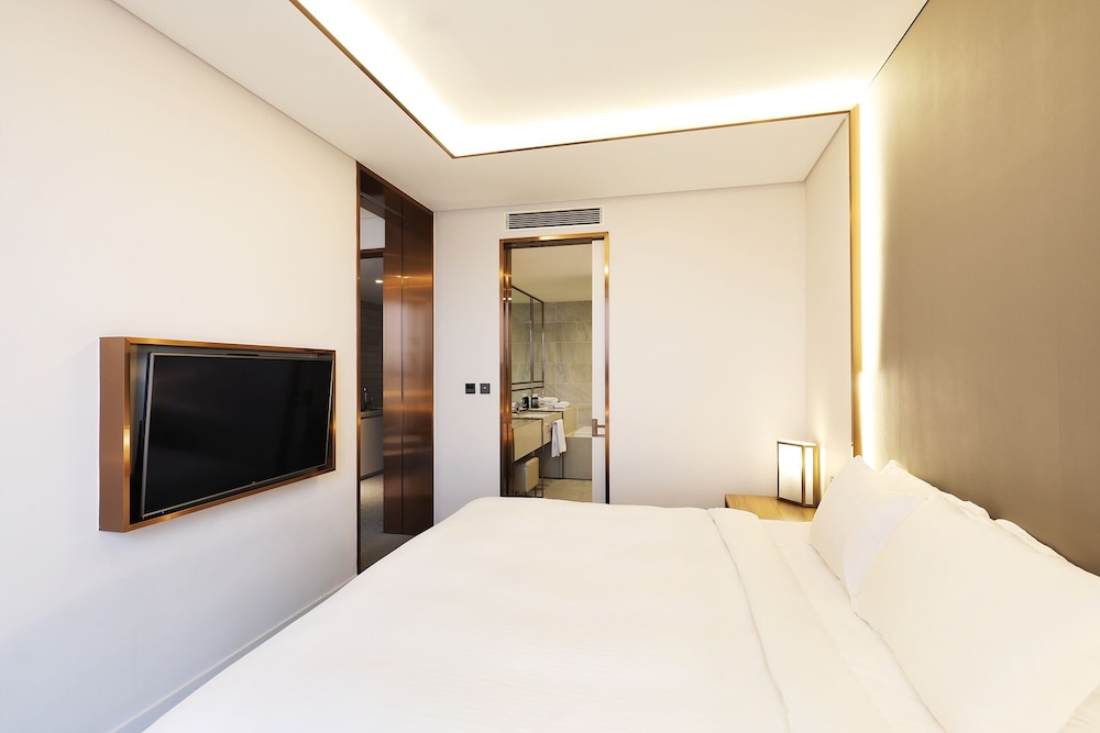 Queen Suite (Complimentary Pool Access for 4) - Photo 14