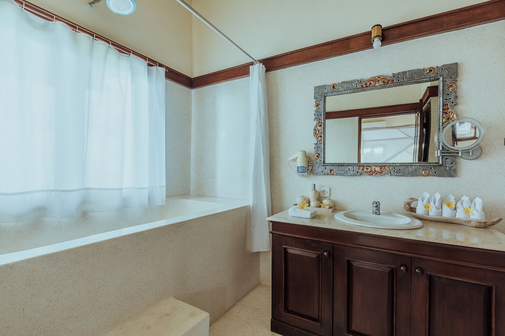 Beachfront Group Property - 9 Separate Rooms, 3 Levels
