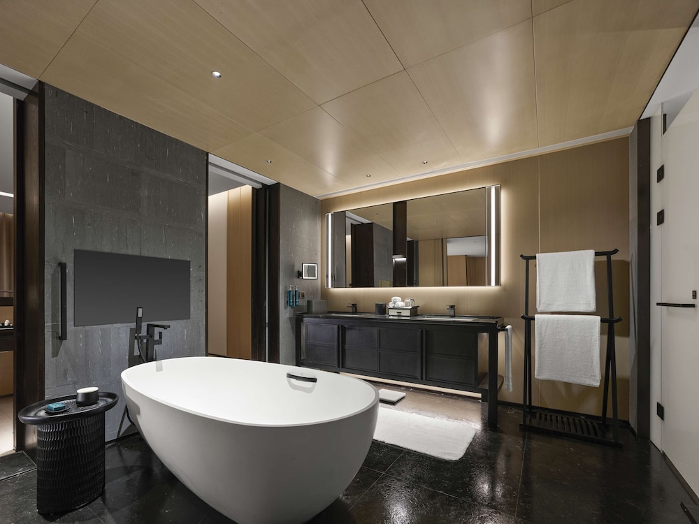 Premium Suite, 1 King Bed photo 2