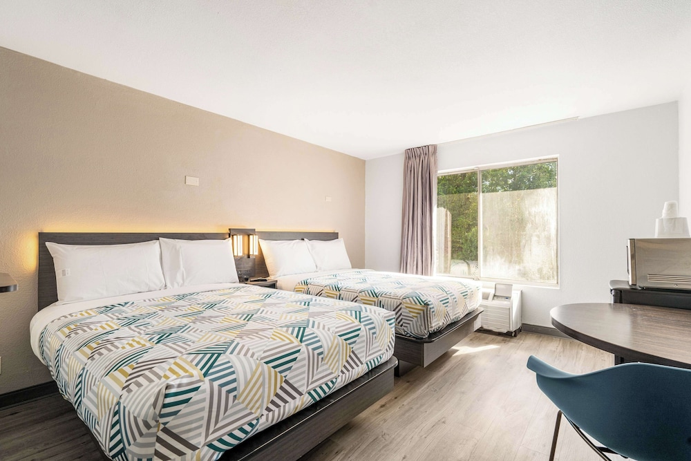 Standard Room, 2 Double Beds, Smoking - Photo 1