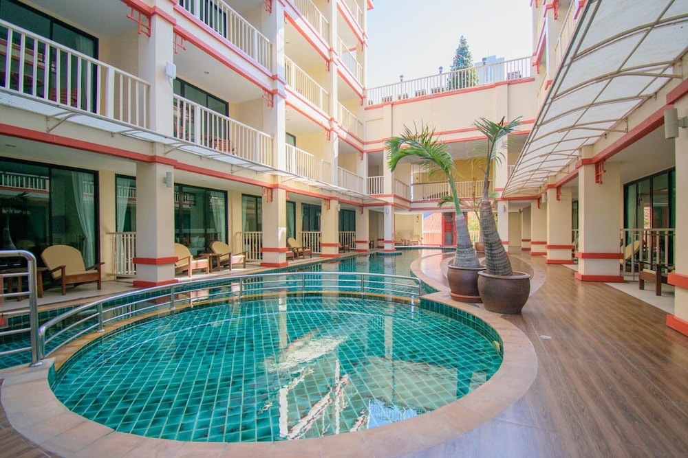 Deluxe Room, 1 King Bed, Pool View