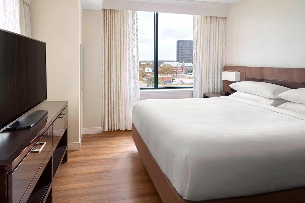 Suite, 1 Bedroom, Tower (Mobility Accessible, Tub) - Photo 1