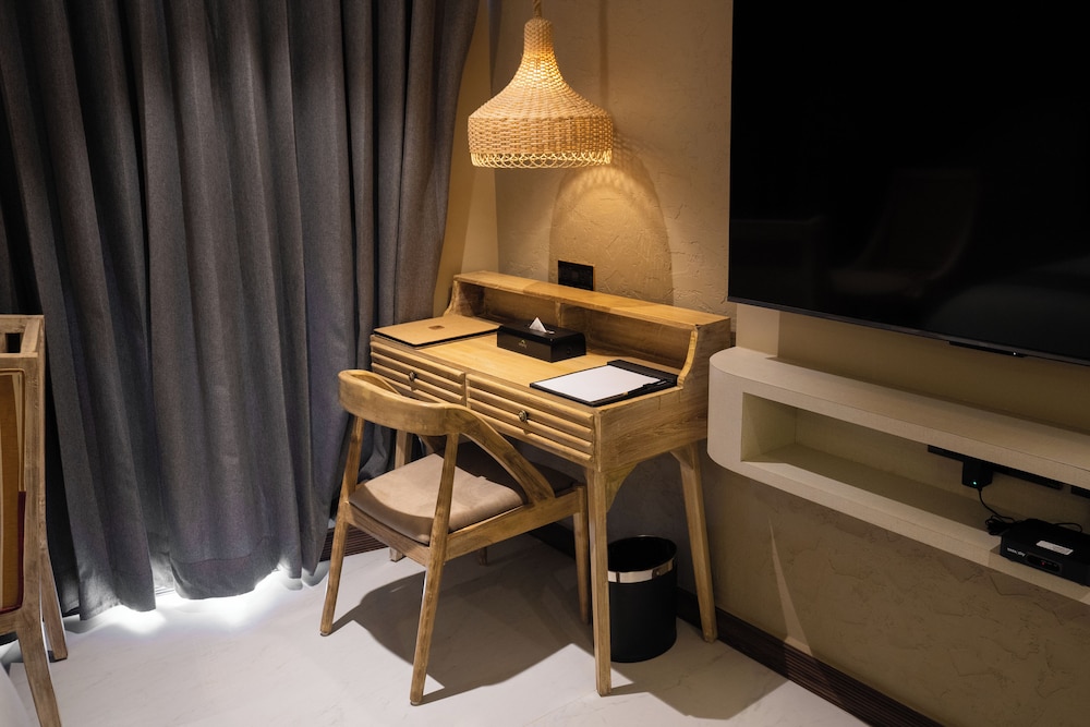 Deluxe King Suite photo 2