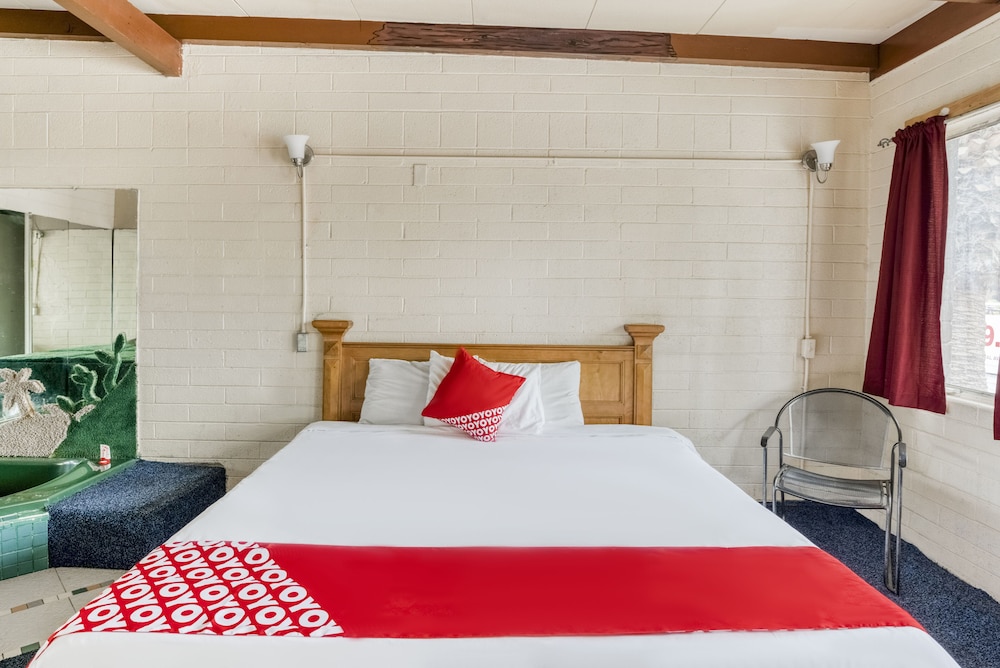 Premium Room, 1 King Bed, Smoking - Photo 2