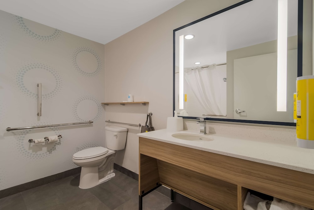 Classic Room, 2 Queen Beds, Accessible, Bathtub - Photo 10