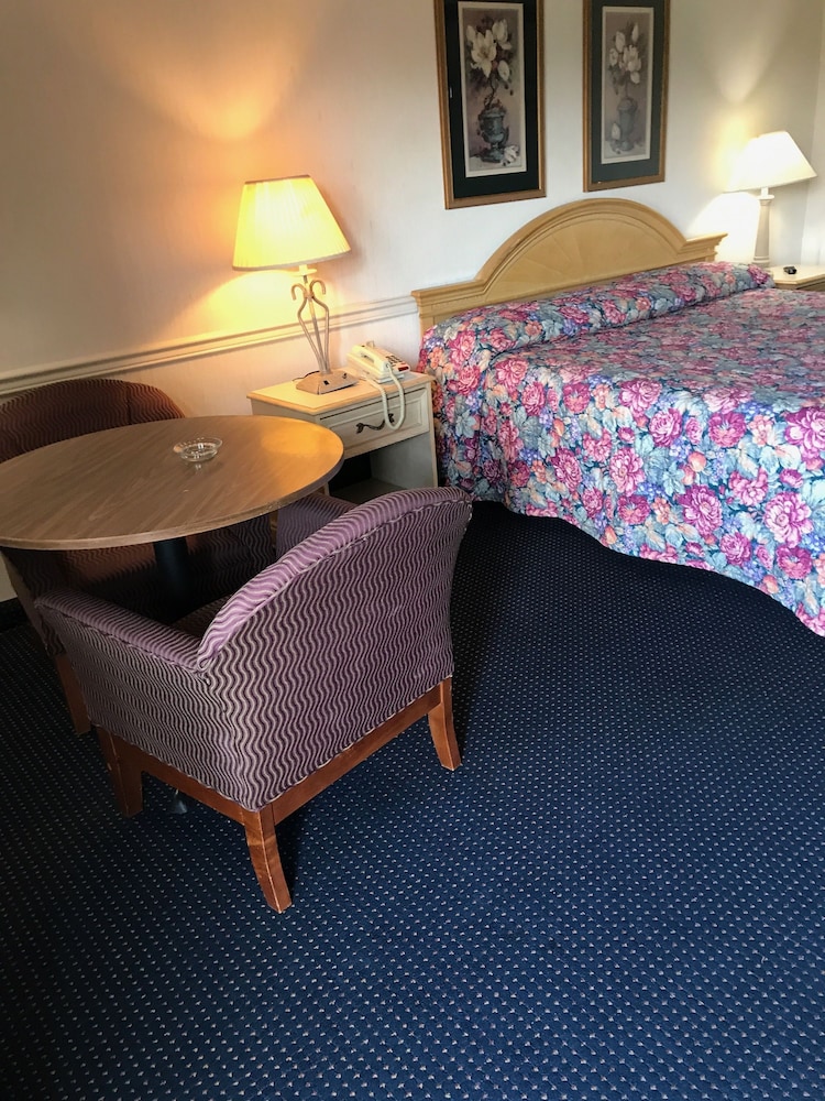 Standard Room, 1 King Bed, Smoking photo 2