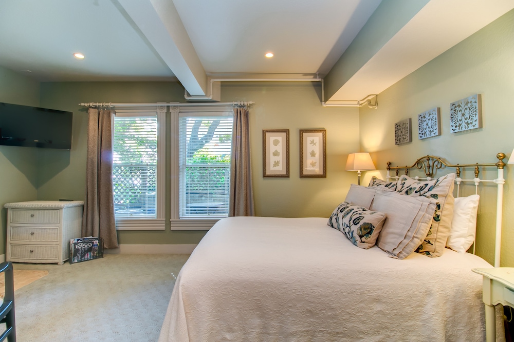 Double Room, 1 Queen Bed (Patio)