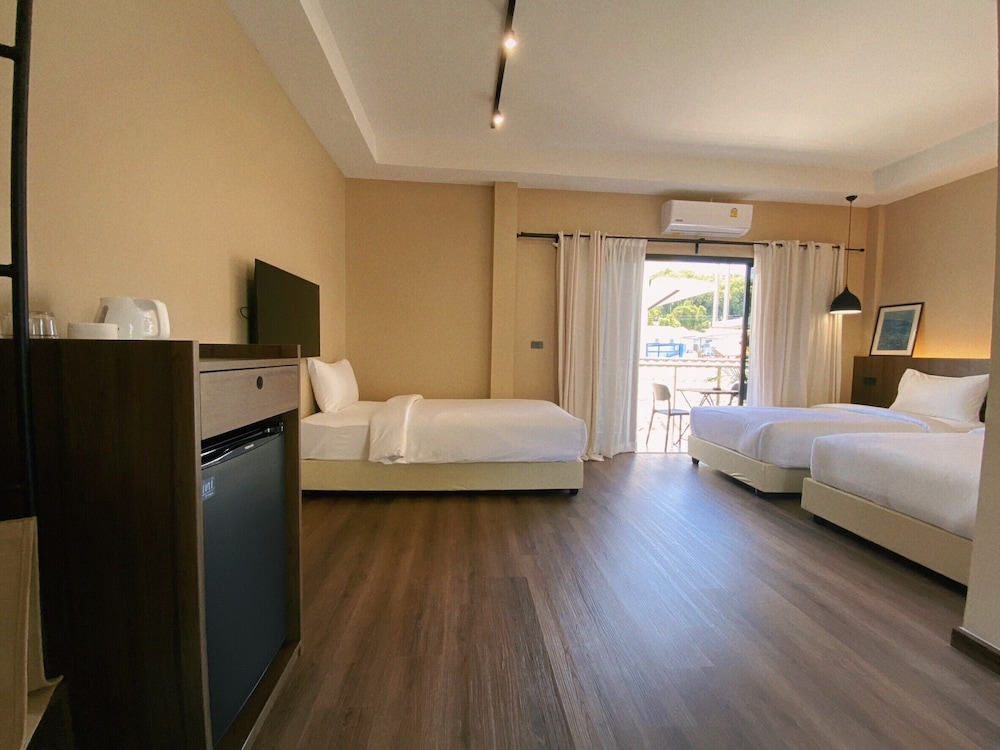 Deluxe Triple Room, 3 Twin Beds, City View - Photo 3
