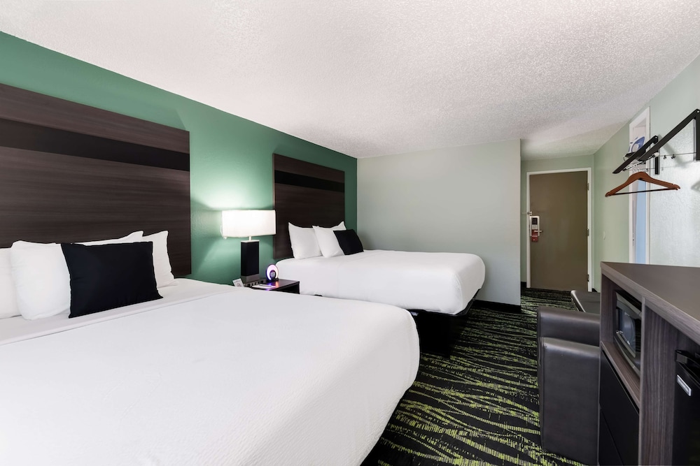Suite, 1 Queen Bed, Non Smoking - Photo 2