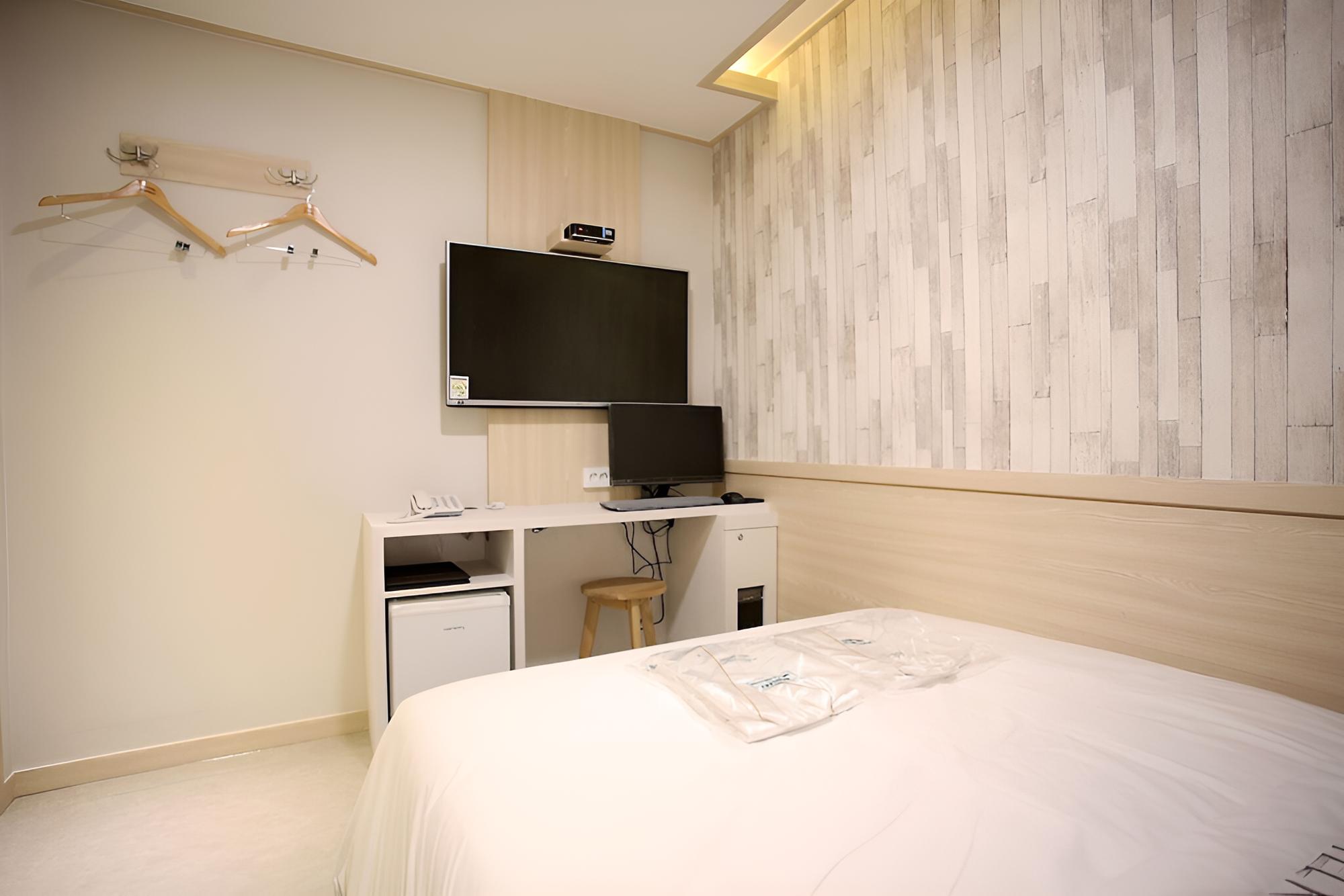 Room (Standard Room) - Photo 6